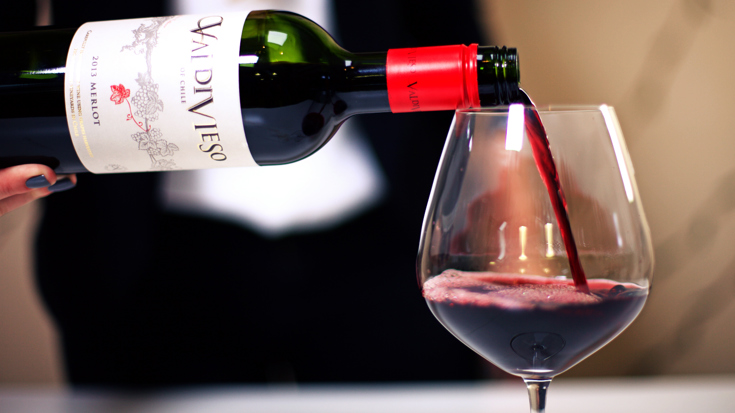 How to pour wine