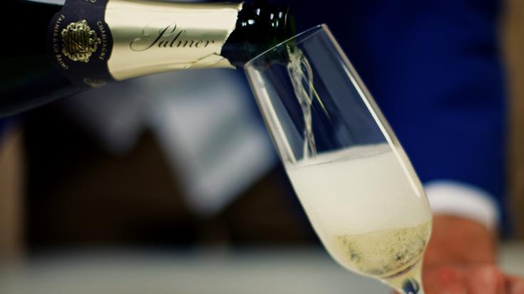 How to pour sparkling wine